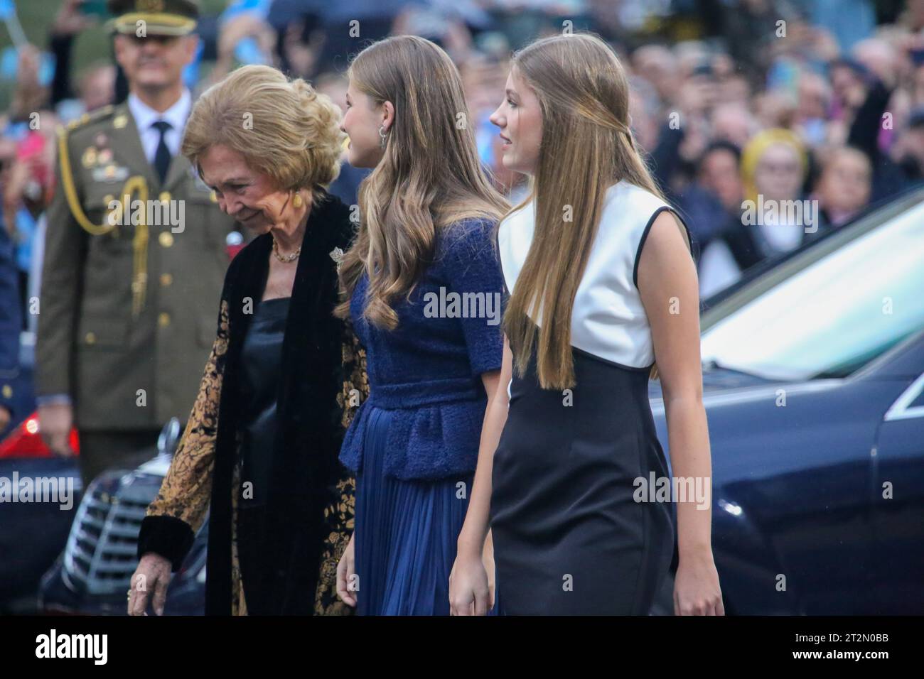Oviedo, Asturias, 20th October, 2023: Queen Sofia de Borbón (L) with her granddaughters, the Princess of Asturias, Leonor de Borbón and the Infanta, Sofia de Borbón (R) during the Blue Carpet of the Princess Awards 2023, on October 20, 2023, in Oviedo, Spain. Credit: Alberto Brevers / Alamy Live News. Stock Photo