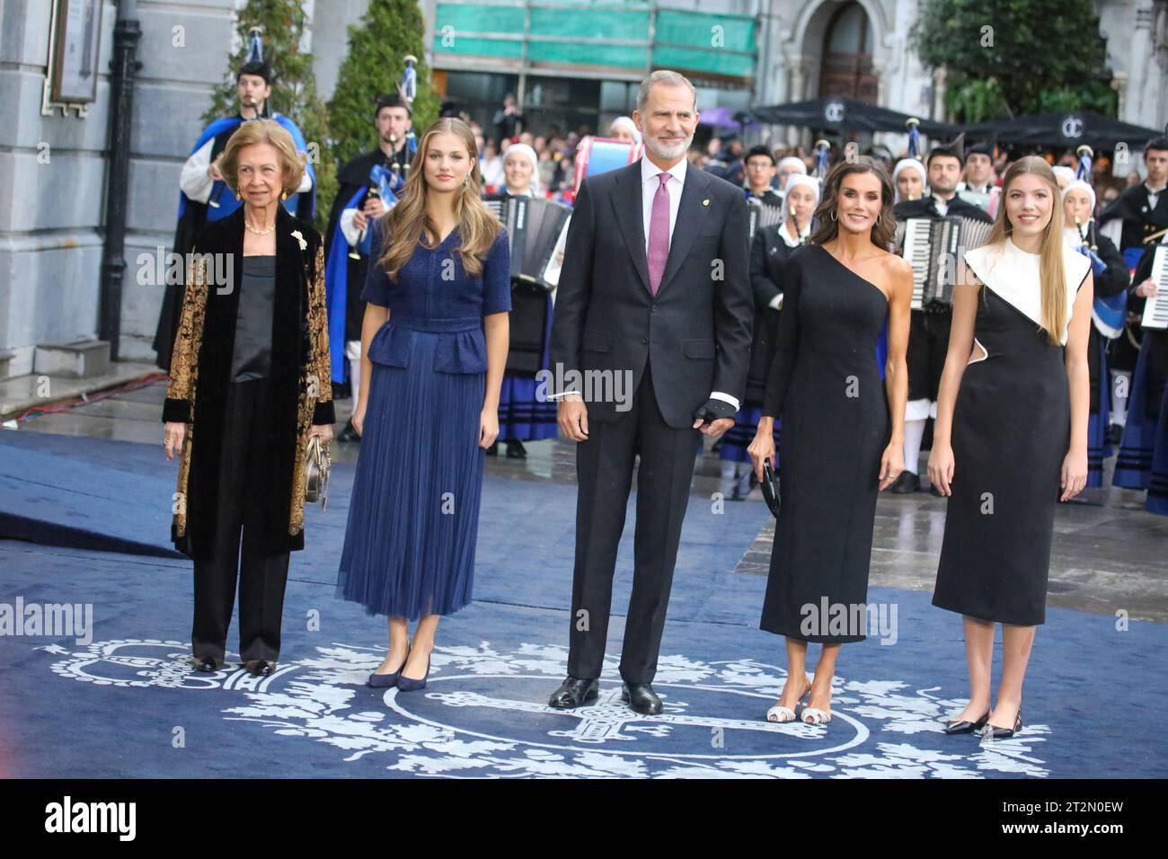 Oviedo, Asturias, October 20, 2023: The Kings of Spain pose with Queen Sofia (L) and her two daughters, the Princess of Asturias, Leonor de Borbon (2L) and the Infanta of Asturias, Sofia de Borbon (R) during the Blue Carpet of the 2023 Princess Awards, on October 20, 2023, in Oviedo, Spain. Credit: Alberto Brevers / Alamy Live News. Stock Photo