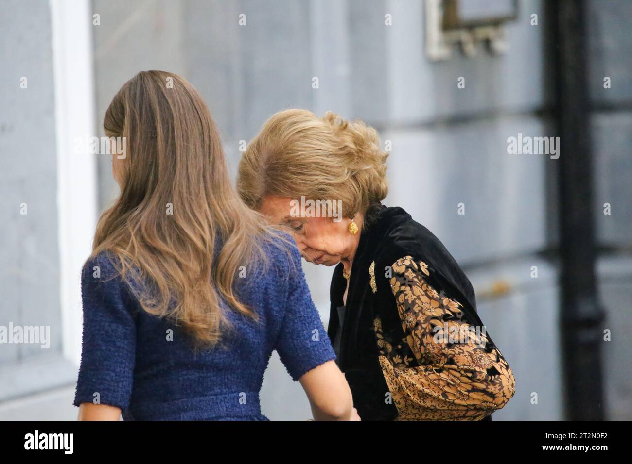 Oviedo, Asturias, 20th October, 2023: Princess of Asturias, Leonor de Borbon (L) helps her grandmother, Queen Sofia de Borbon (R) to climb the stairs during the Blue Carpet of the Princess Awards 2023, on October 20 October 2023, in Oviedo, Spain. Credit: Alberto Brevers / Alamy Live News. Stock Photo
