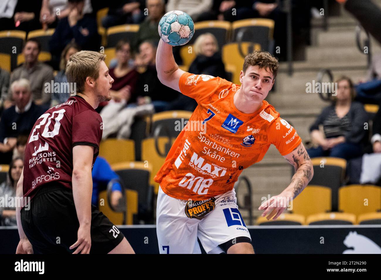 Lund, Sverige. 20th Oct, 2023. 231020 Lugis Assar Kammenhed och IFK  Kristianstads Victor Kleve under handbollsmatchen i Handbollsligan herr  mellan Lugi och IFK Kristianstad den 20 oktober 2023 i Lund. Foto: Petter