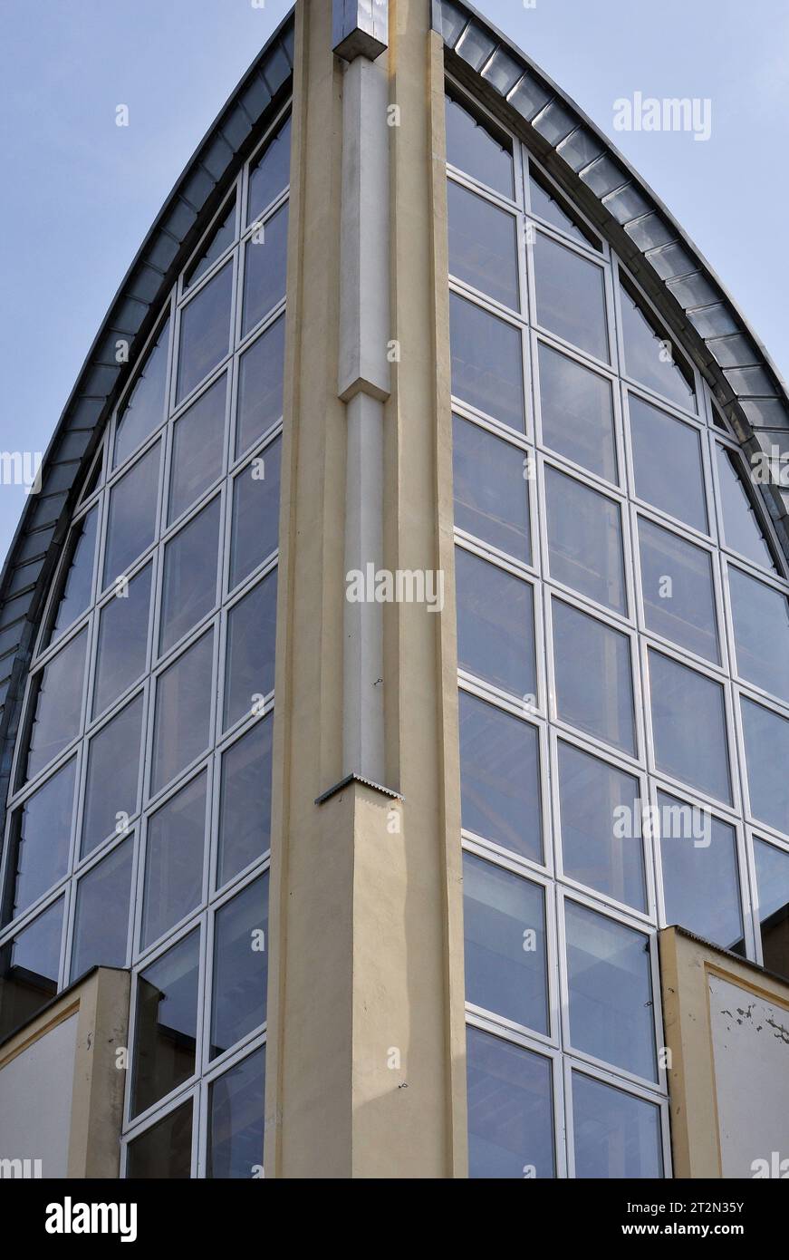 Metal frame windows hi-res stock photography and images - Alamy