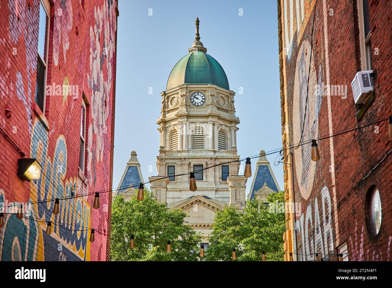 Columbia City courthouse framed by two buildings with wall murals in