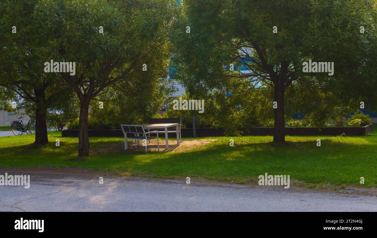 Park picnic table blue sky hi-res stock photography and images - Alamy