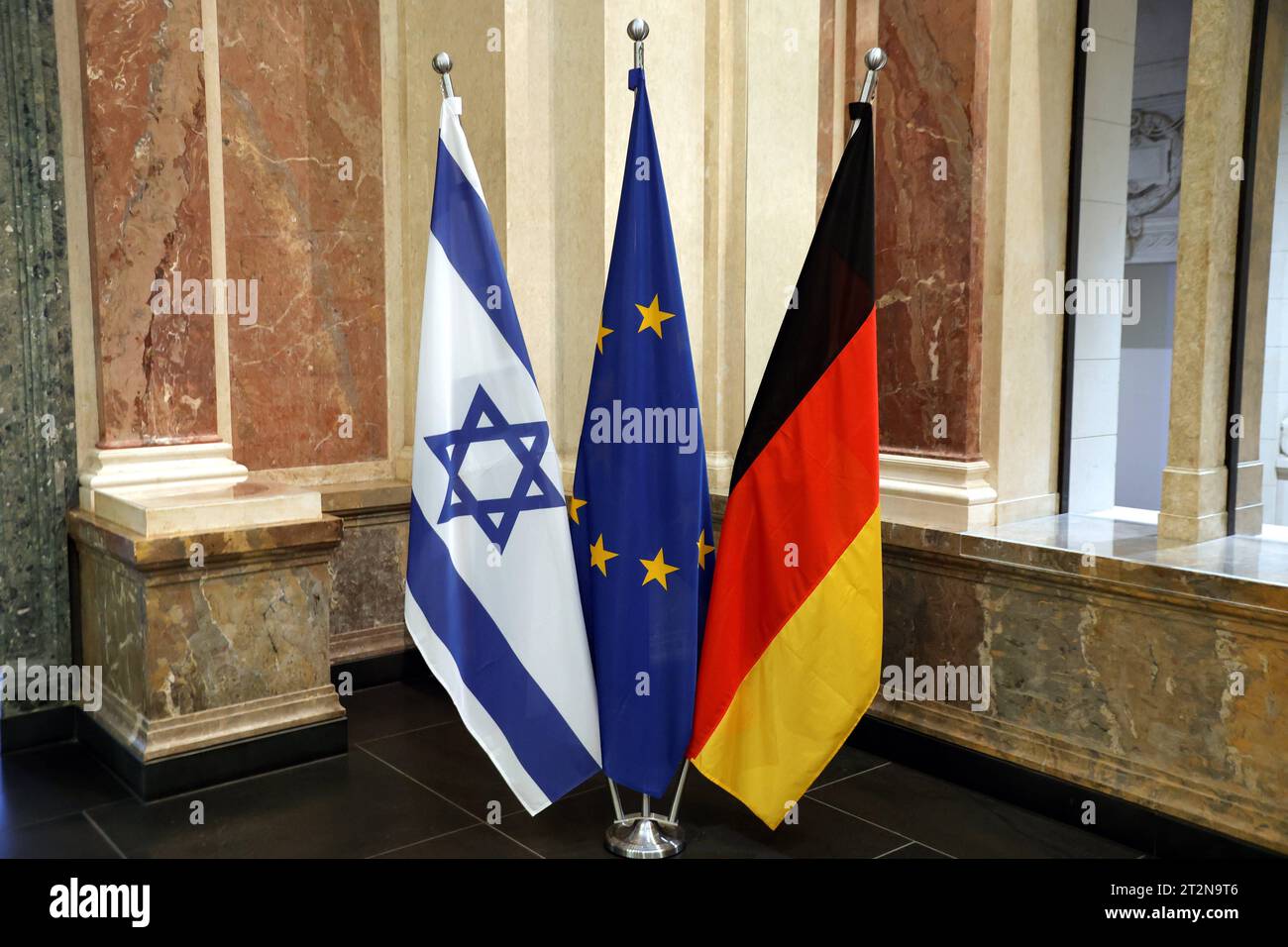 Flaggen: Israel, Europa, Deutschland, Deutschland, Berlin, Bundesrat, 1037. Sitzung am 20.10.2023 *** Flags Israel, Europe, Germany, Berlin, Bundesrat, 1037 meeting on 20 10 2023 Credit: Imago/Alamy Live News Stock Photo