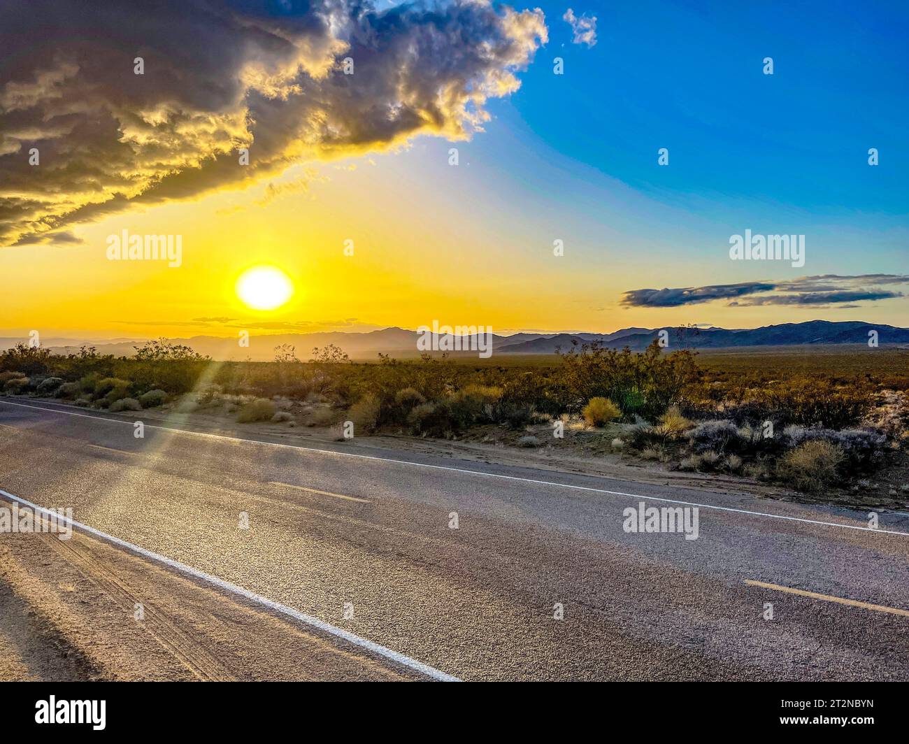 Highway that crosses the Mojave Desert in the state of California and