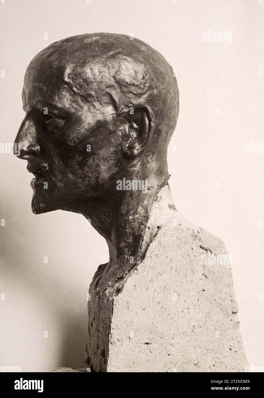1920 , Roma , ITALY : The portrait of celebrated italian poet and dramatist GABRIELE D'ANNUNZIO ( 1863 - 1938  ), by sculptor GUIDO CALORI ( 1885 - 1960 ), exposed for first time at Biennale Romana d'Arte . Unknown photographer . - HISTORY - FOTO STORICHE - ARTE  - ARTS - SCULTURA - SCULPTURE - SCULTORE - SCULTURA - SCULPTOR - profilo - profili - head - testa - busto - bust - RITRATTO - PORTRAIT - POETA - POET - POESIA - POETRY - SCRITTORE - WRITER - DRAMATIS - DRAMMATURGO - LETTERATURA - LETERATURE - LETTERATO - DANNUNZIO - ITALIA --- It is strictly forbidden to publish this photo except in r Stock Photo