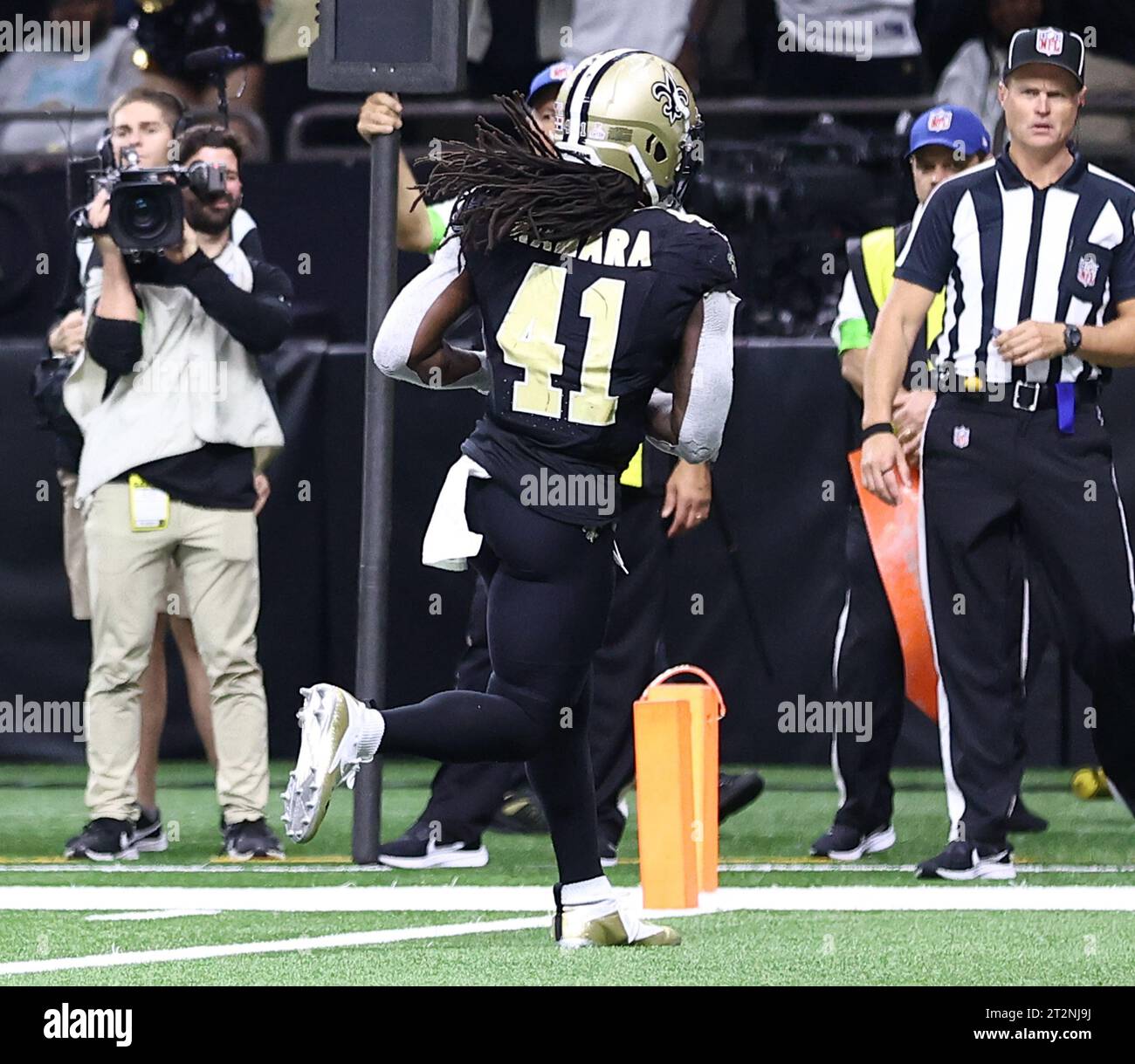 New Orleans, USA. 19th Oct, 2023. New Orleans Saints running back Alvin Kamara (41) catches this two point conversion for a score during the 6:38 mark in the fourth of a National Football League game at Caesars Superdome in New Orleans, Louisiana on Thursday, October 19, 2023. On this play, the Saints managed to tie the ball game after being down 24-9 in the fourth quarter. (Photo by Peter G. Forest/Sipa USA) Credit: Sipa USA/Alamy Live News Stock Photo