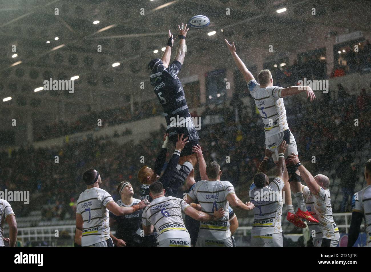 Newcastle, UK. 20th Oct, 2023. Sebastian de Chaves of Newcastle Falcons in line out action as Falcons attack during the Gallagher Premiership match between Newcastle Falcons and Gloucester Rugby at Kingston Park, Newcastle on Friday 20th October 2023. (Photo: Chris Lishman | MI News) Credit: MI News & Sport /Alamy Live News Stock Photo