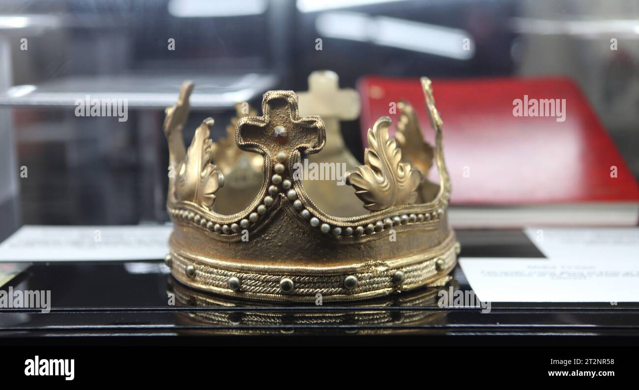 London, UK. A fan-made crown for Elvis Presley for his Aloha concert ...