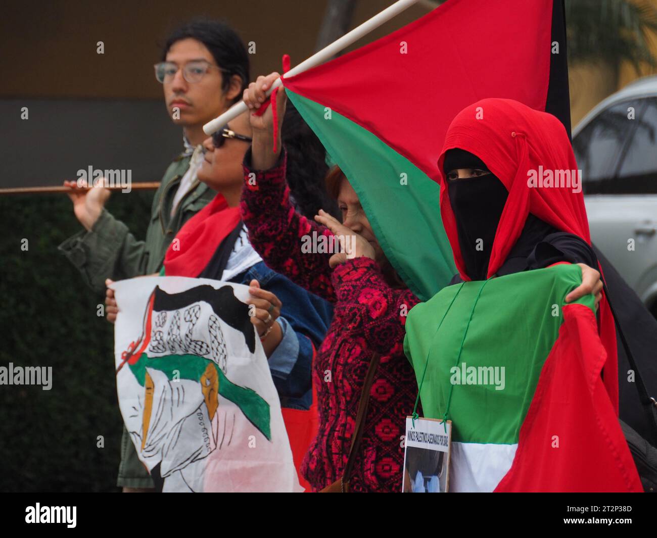 Lima, Peru. 20th Oct, 2023. A group of demonstrators gather in front of the United States of America Embassy in Lima, in support of the Palestinian people and against the Israel - Hamas war in the Gaza Strip. Credit: Fotoholica Press Agency/Alamy Live News Stock Photo