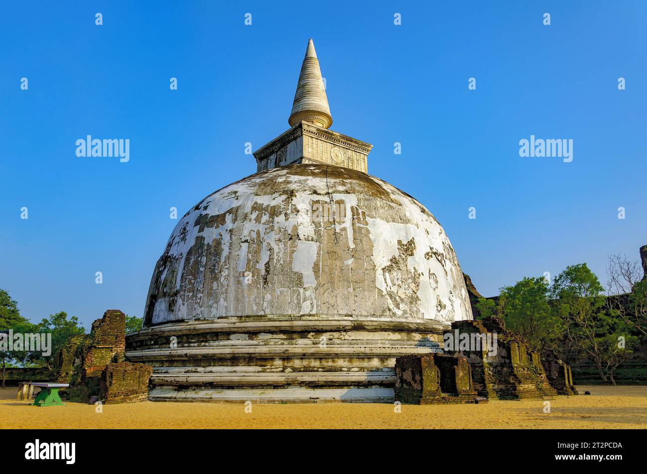 Ancient stupa Kiri Vehera in Polonnaruwa, Ceylon, Sri Lanka Stock Photo