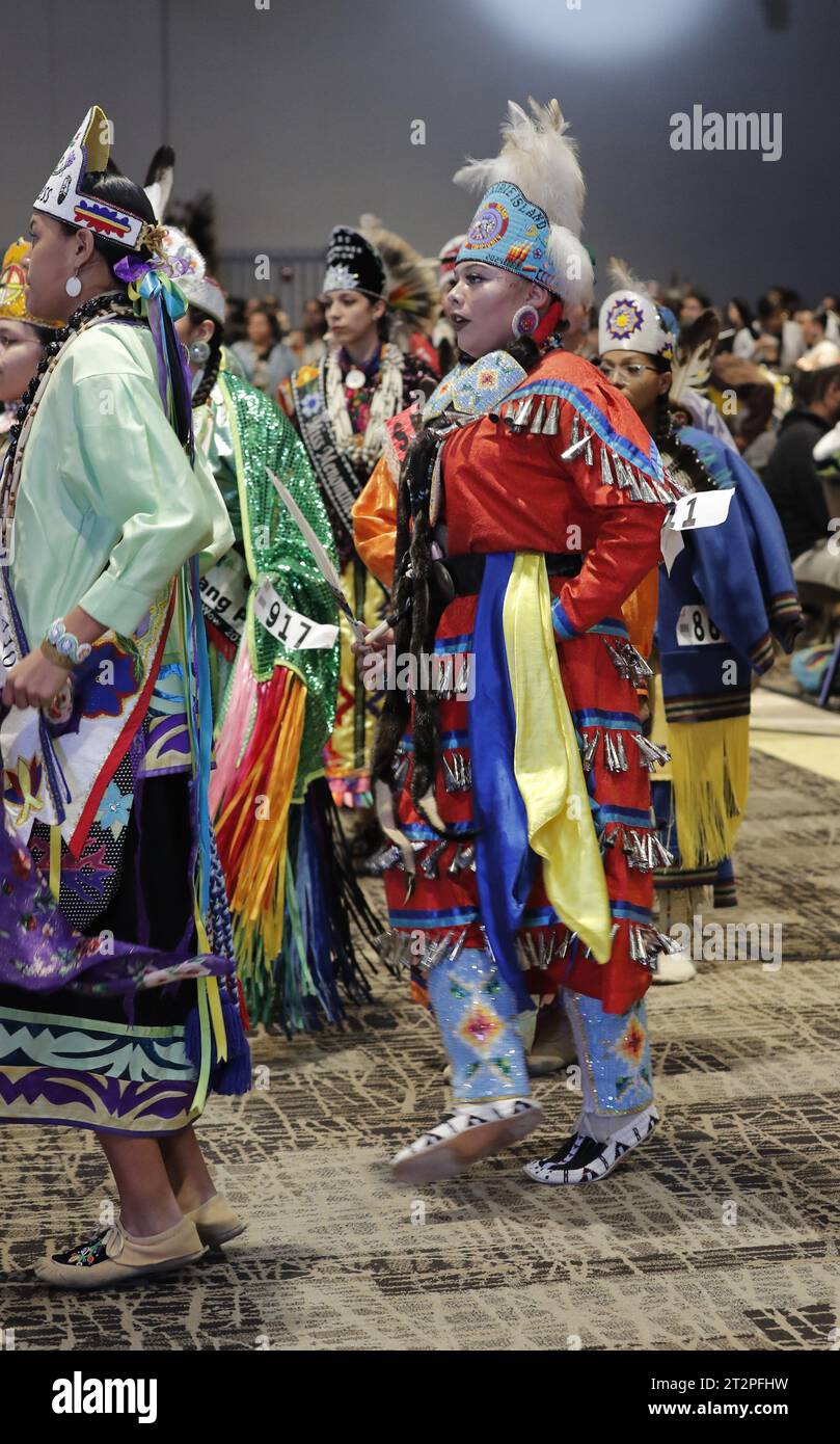 Grand Entry Dancers Grass Men's Windbreaker