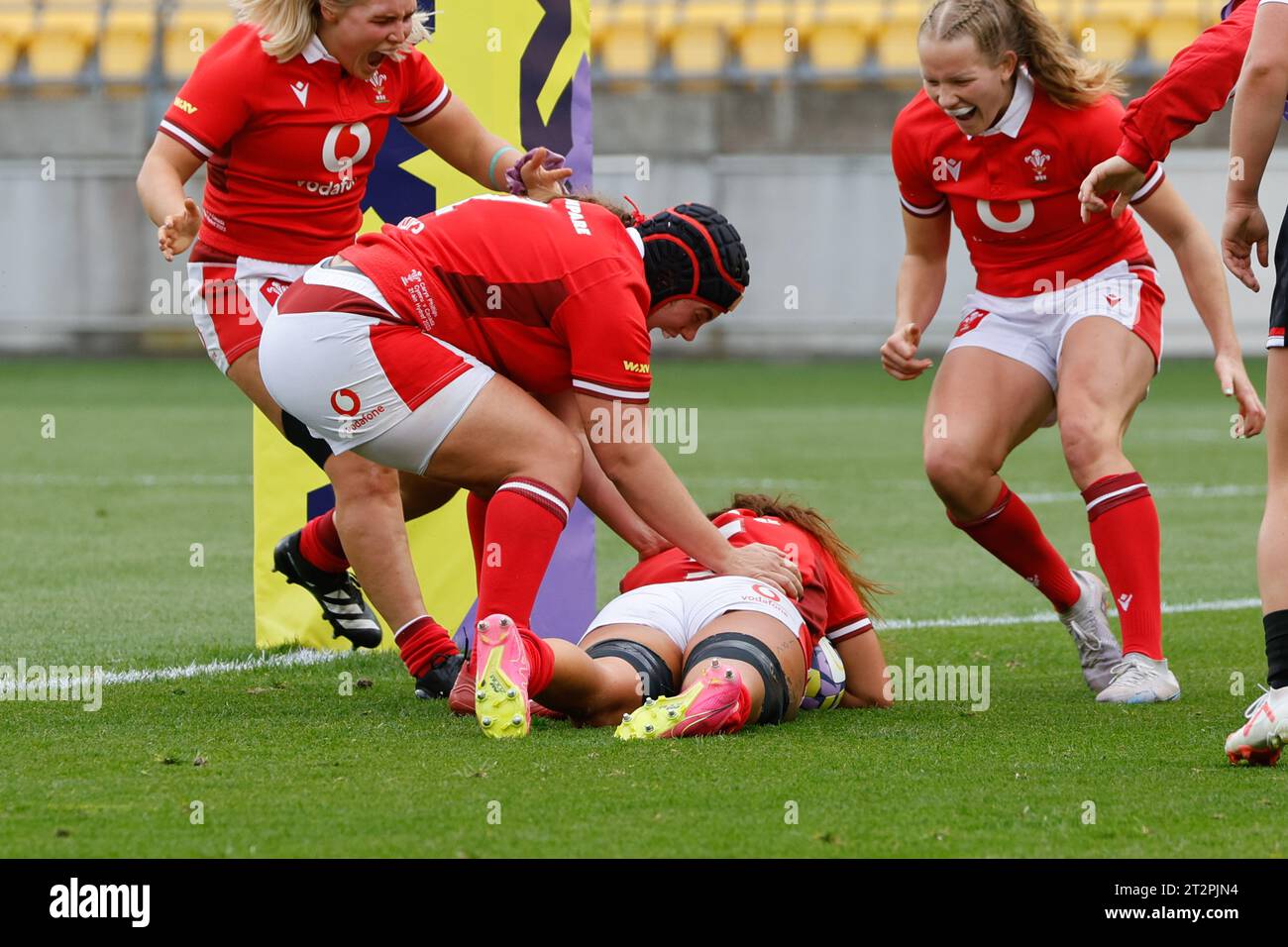 Wellington, New Zealand. 21st Oct, 2023. Wales celebrate Georgia Evans' first half try. Canada v Wales. WXV1 womens international rugby tournament. Sky Stadium. Wellington. New Zealand (Joe Serci/SPP) Credit: SPP Sport Press Photo. /Alamy Live News Stock Photo