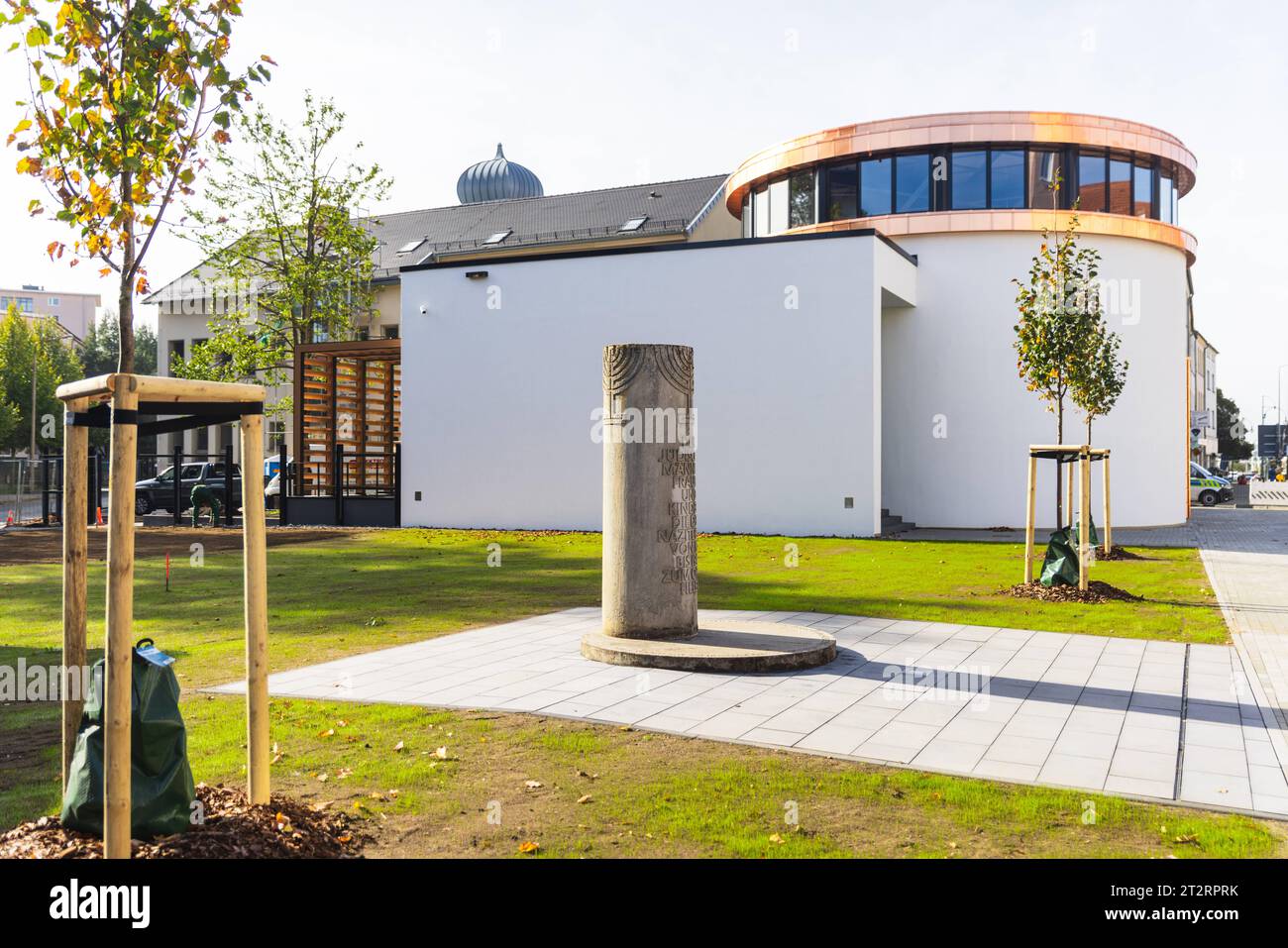 Weill Synagoge in Dessau Garten der Synage mit Denkmal Dessau Weill