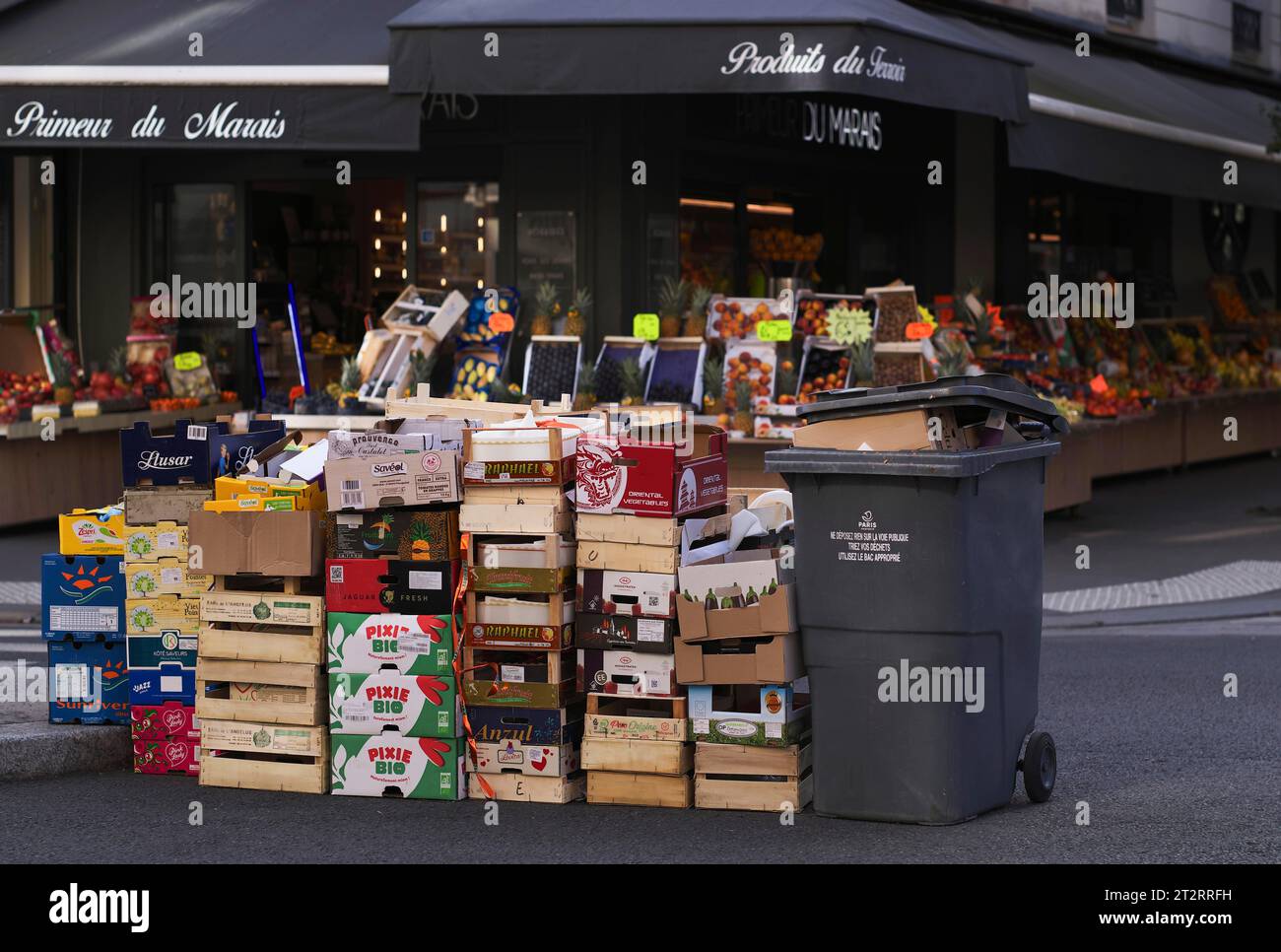 Rubbish, bins, boxes waiting for rubbish collection, Primeur du Marais fruit and vegetable shop, Marais Jewish quarter, Village St. Paul, Paris Stock Photo