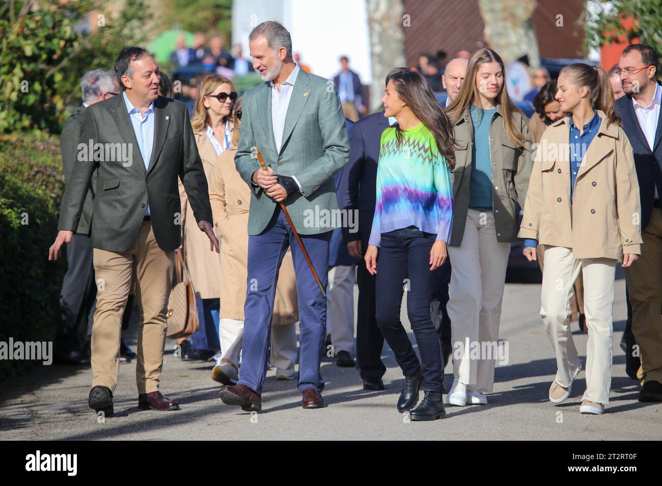 Arroes, Spain, 21st October 2023: The Royal Family moves alongside the mayor of Villaviciosa, Alejandro Vega (L) during the Exemplary Town of Asturias 2023 Award, on October 21, 2023, in Arroes, Spain. Credit: Alberto Brevers / Alamy Live News. Stock Photo