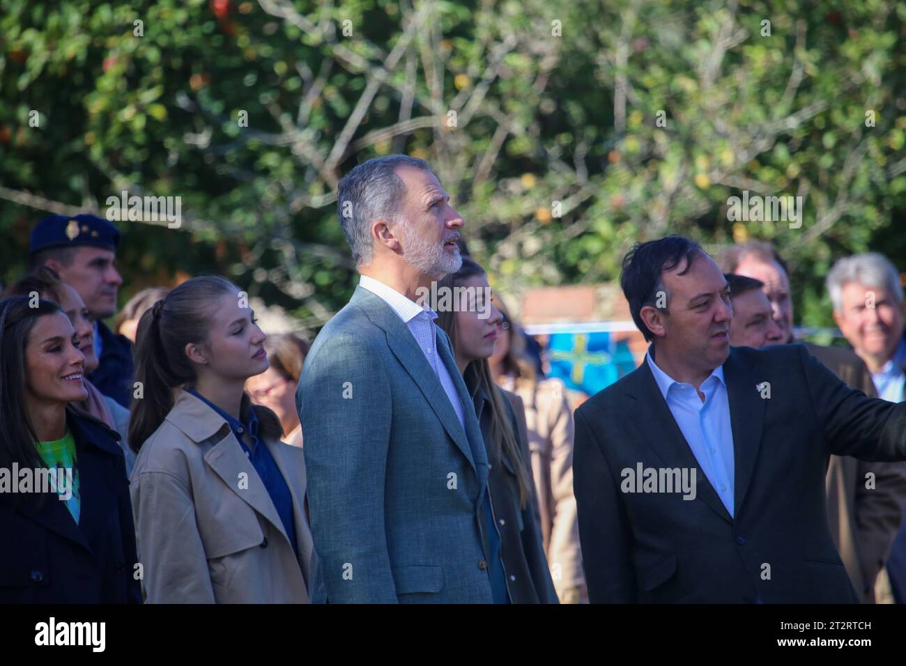 Arroes, Spain, 21st October 2023: King Felipe VI (L) attends the explanations of the Mayor of Villaviciosa, Alejandro Vega (R) during the Exemplary Town Award of Asturias 2023, on October 21, 2023, in Arroes, Spain . Credit: Alberto Brevers / Alamy Live News. Stock Photo
