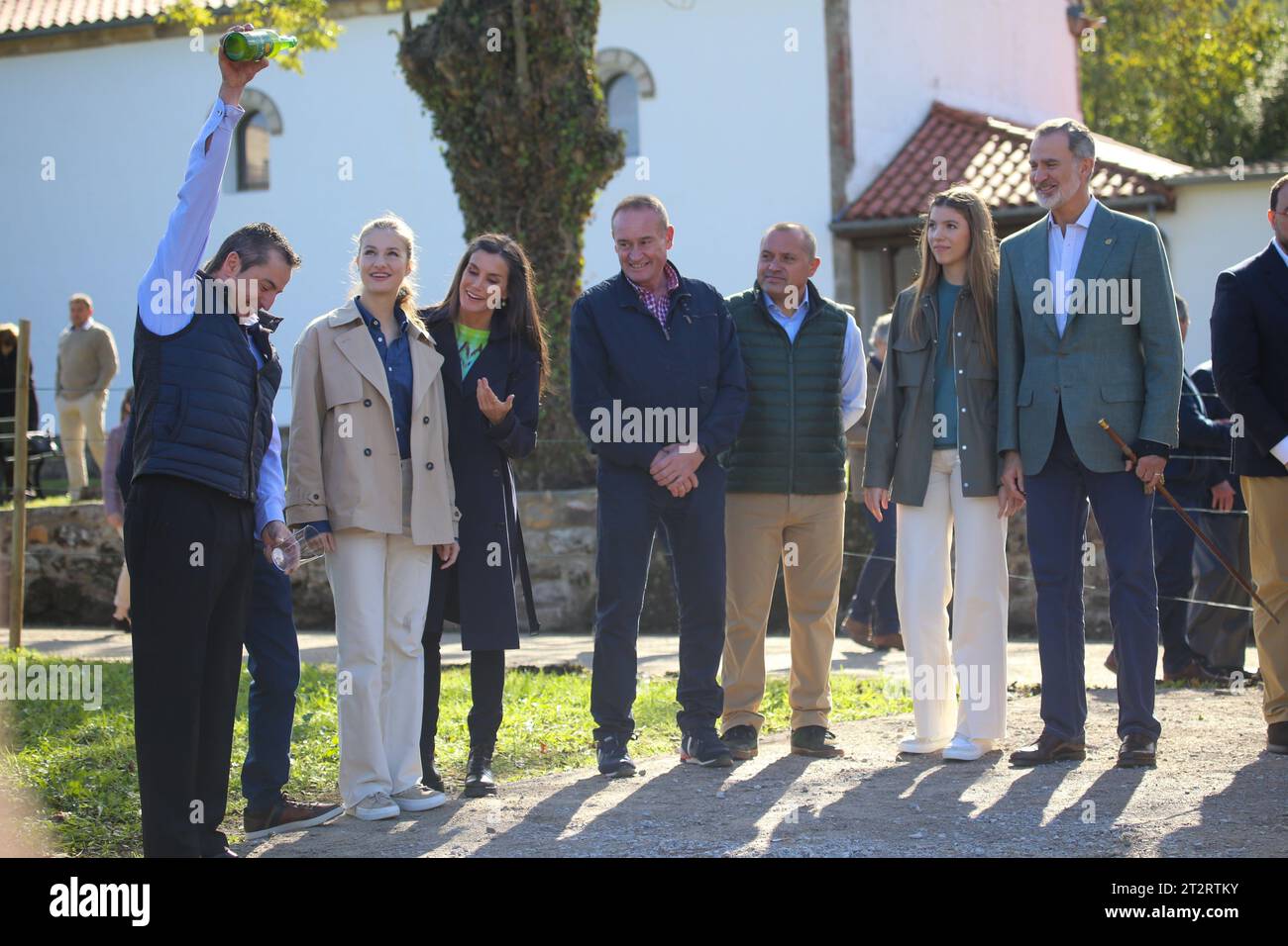 Arroes, Spain, 21st October 2023: The Royal Family watches as cider is poured during the 2023 Exemplary Town of Asturias Award, on October 21, 2023, in Arroes, Spain. Credit: Alberto Brevers / Alamy Live News. Stock Photo