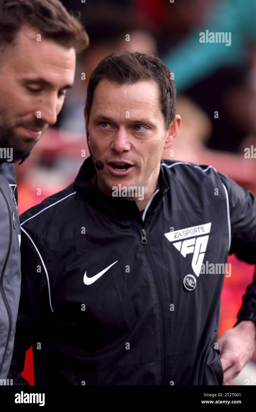 Fourth Official Darren England during the Premier League match at the Gtech Community Stadium, London. Picture date: Saturday October 21, 2023. Stock Photo