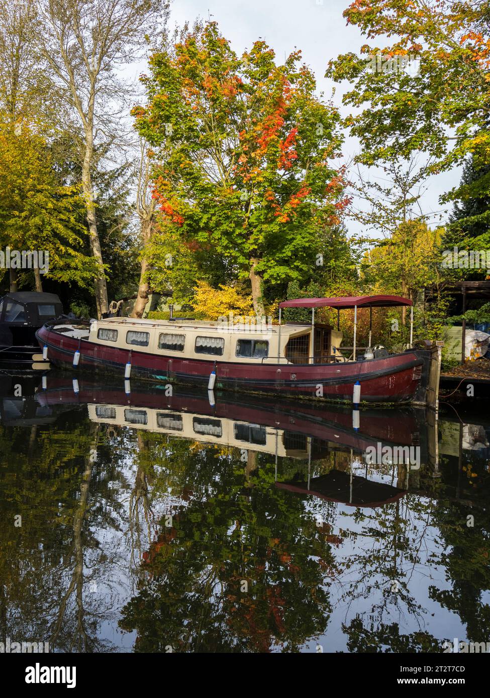Narrow boat canal landscape hi-res stock photography and images - Alamy