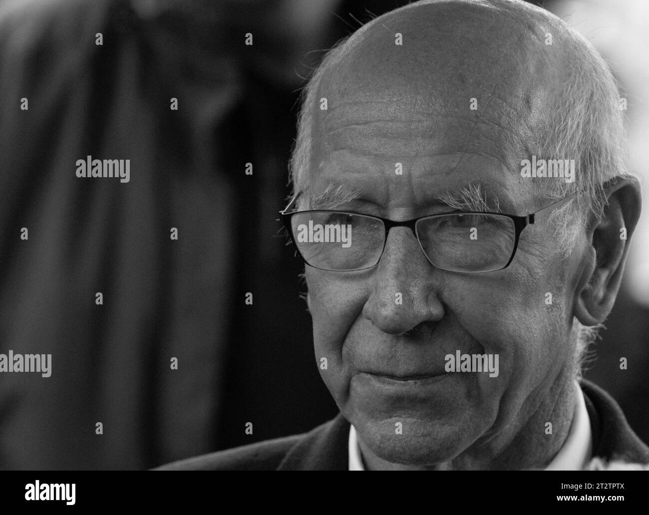 BOBBY CHARLTON MANCHESTER UNITED AND ENGLAND FOOTBALL LEGEND. 1st October 2016 (10 days before his 80th Birthday), Bobby came in the pouring rain to unveil the Duncan Edwards plaque in Priory Park Dudley. He was very gracious coming out a second time to meet fans and sign autographs. Stock Photo