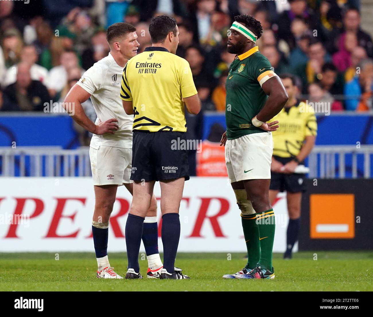 Referee Ben O’Keeffe speaks to England's Owen Farrell and South Africa