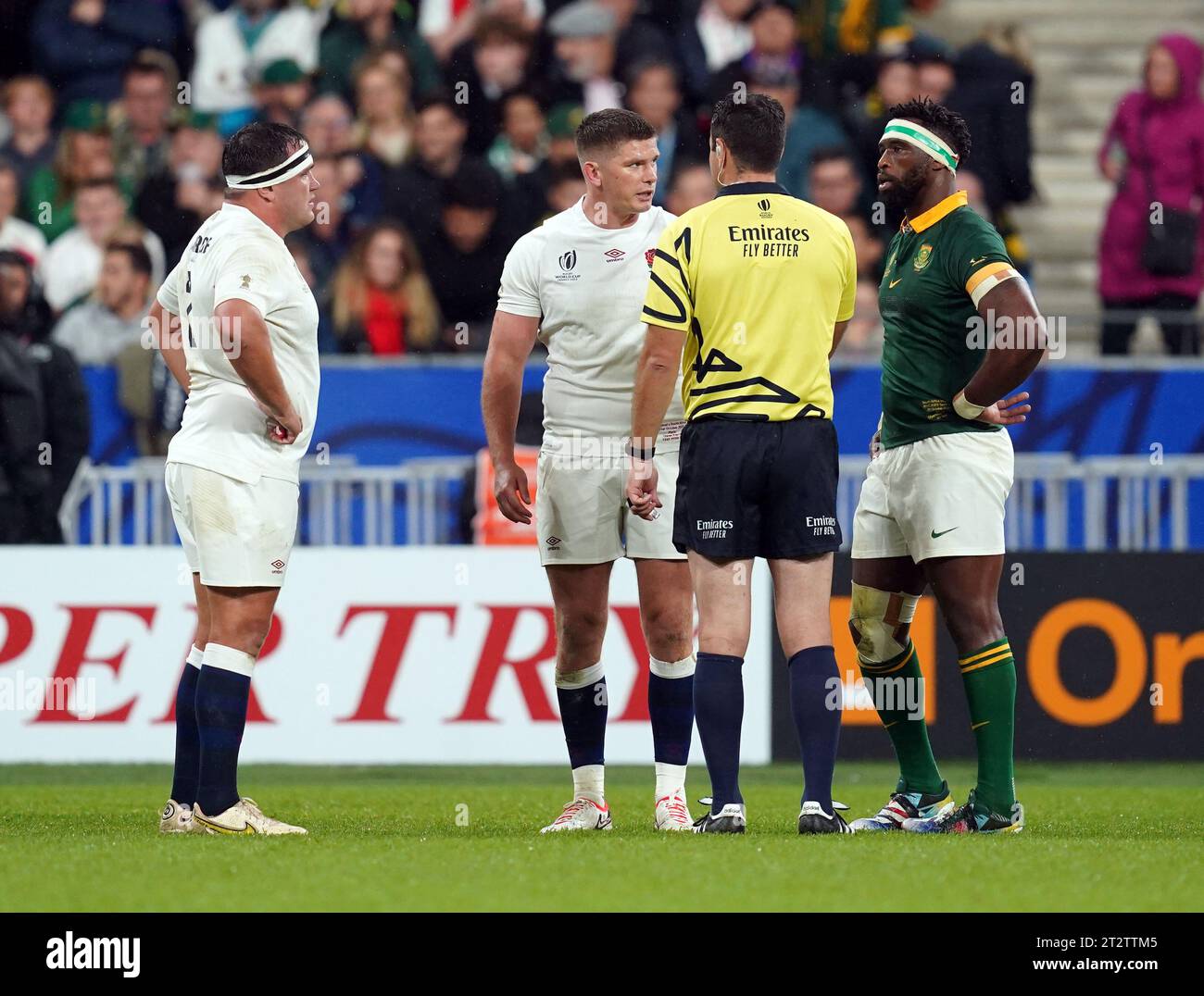 Referee Ben O'Keeffe speaks to England's Owen Farrell and South Africa