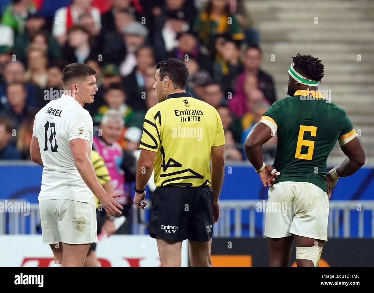 Referee Ben O'Keeffe speaks to England's Owen Farrell and South Africa