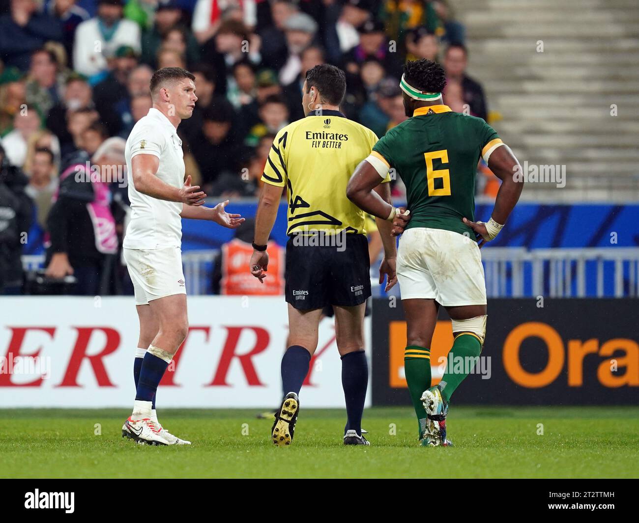 Referee Ben O'Keeffe speaks to England's Owen Farrell and South Africa