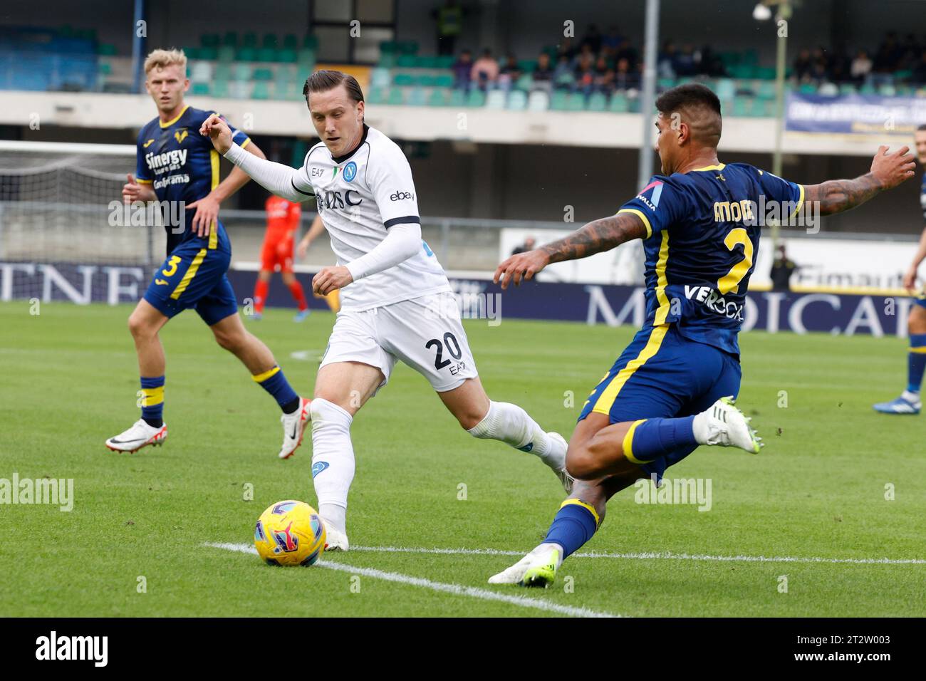 Marcantonio Bentegodi, Verona, Italy. 21st Oct, 2023. Serie A Football, Hellas Verona versus Napoli; Piotr Zielinski of Napoli attempts to block the clearance from Bruno Amione of Verona Credit: Action Plus Sports/Alamy Live News Stock Photo