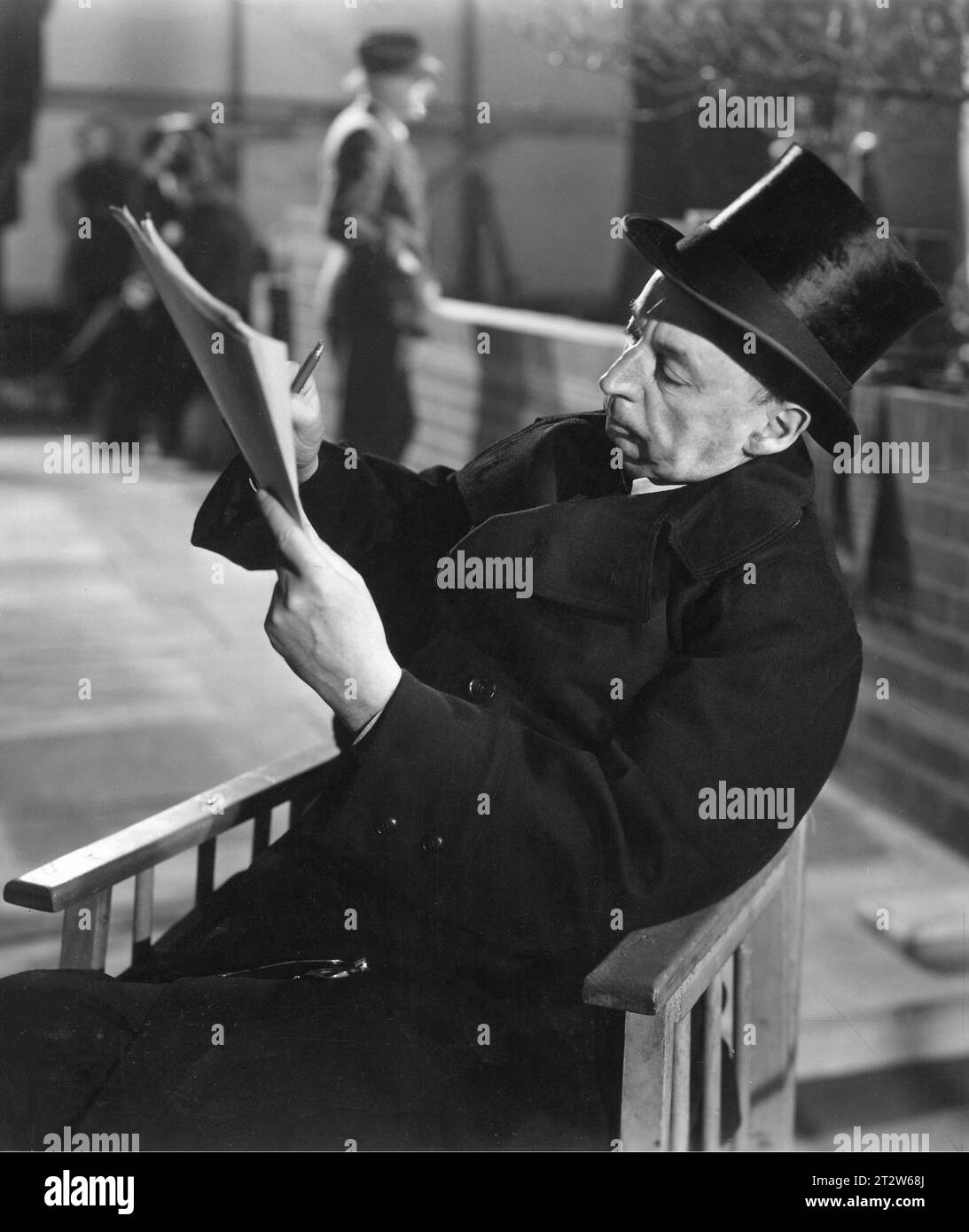 MILES MALLESON as the Hearse Driver relaxing on the set of DEAD OF NIGHT 1945 Directed by BASIL DEARDEN Music GEORGES AURIC Ealing Studios Stock Photo