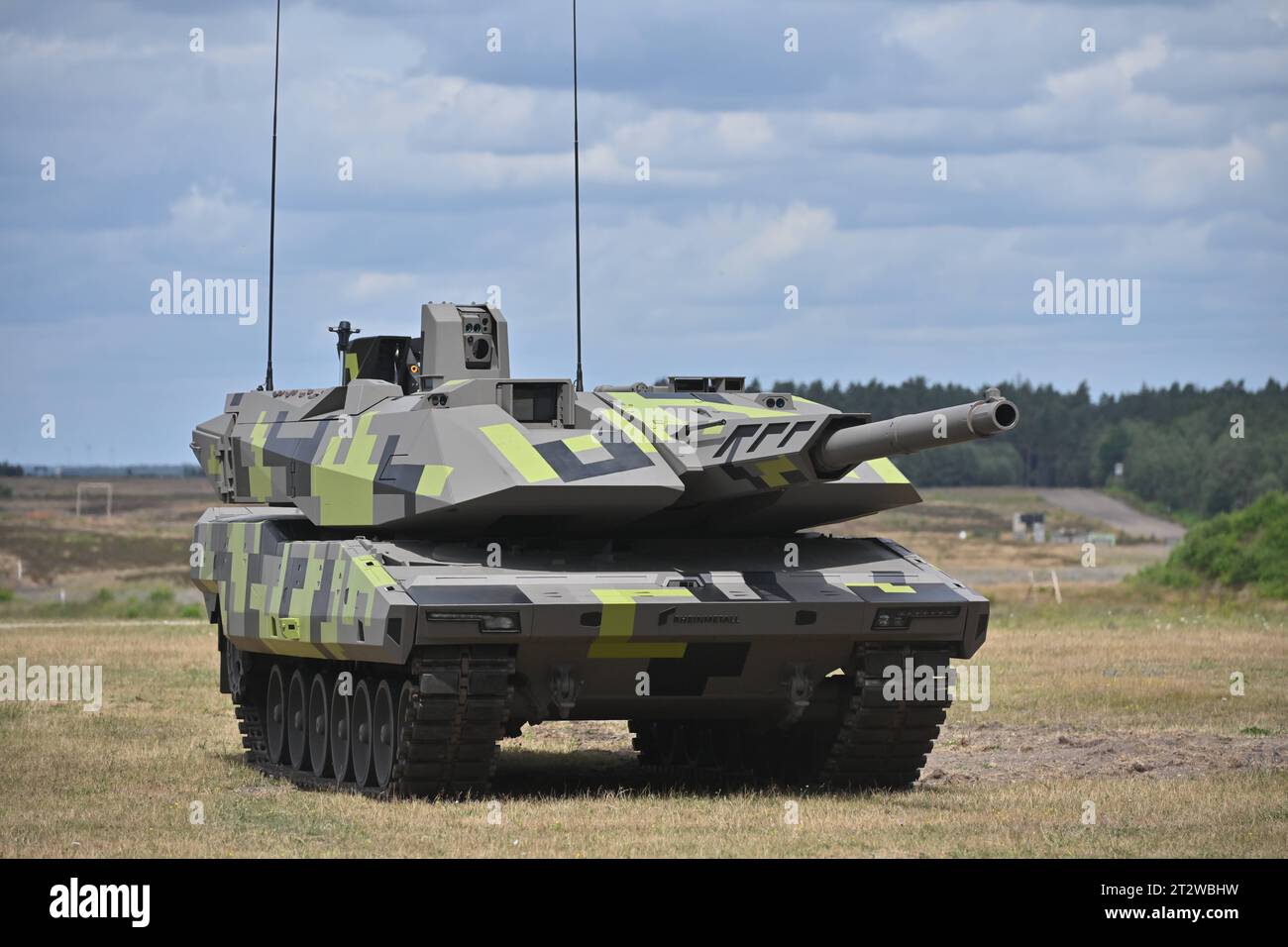 14.07.22, Hannover Rheinmetall Panzer und Panzergrenadier 2000 Kampfpanzer Panther KF-51 : *** 14 07 22, Hanover Rheinmetall tank and armored infantry 2000 Panther KF 51 main battle tank Credit: Imago/Alamy Live News Stock Photo