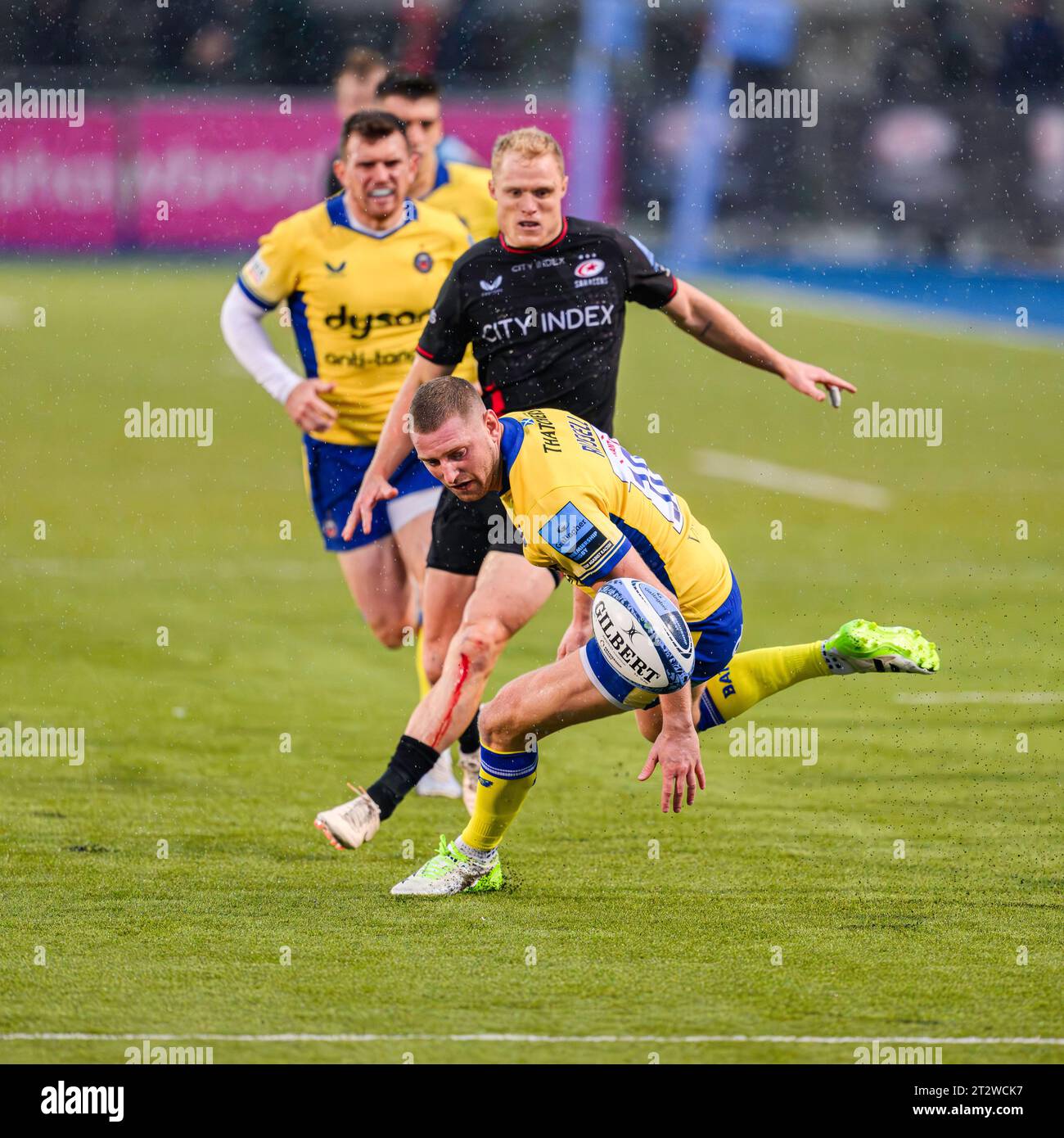 LONDON, UNITED KINGDOM. 21th, Oct 23. Finn Russell of Bath Rugby (centre) in action during Saracens vs Bath Rugby - Gallagher Premiership Rugby R2 at StoneX Stadium on Saturday, 21 October 2023. LONDON ENGLAND.  Credit: Taka G Wu/Alamy Live News Stock Photo