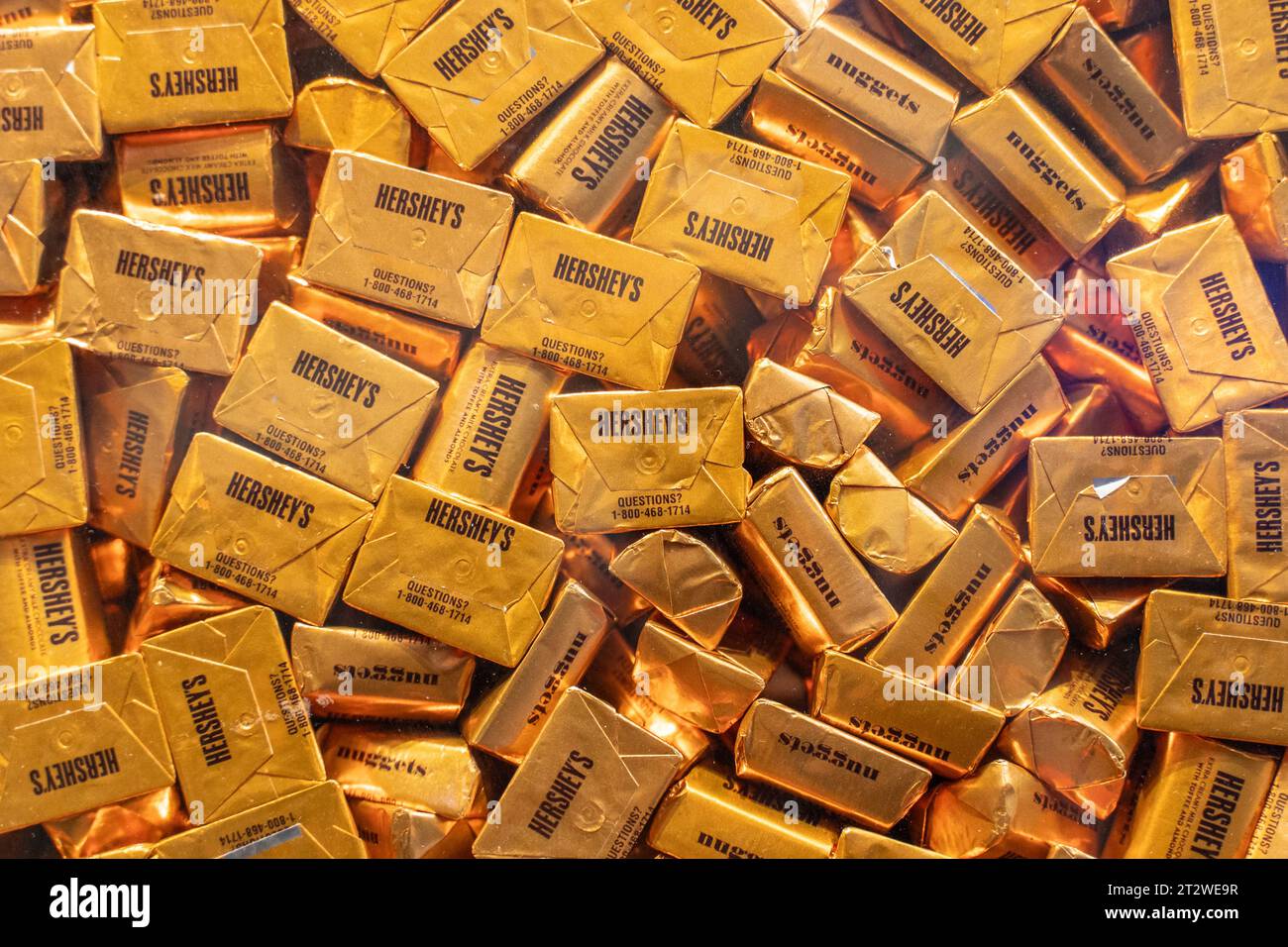 Hershey, Pennsylvania – October 15, 2021: Hershey Nuggets in gold wrapper displayed at Hershey Chocolate World retail store and tourist Attraction in Stock Photo