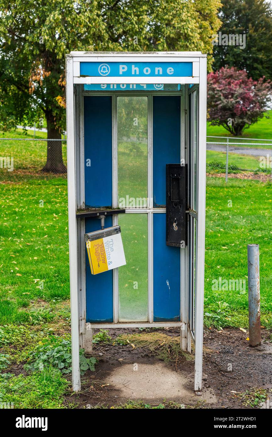 Walla Walla, WA, USA – October 10, 2023: An old public telephone booth stands abandoned in Walla Walla, WA. Stock Photo