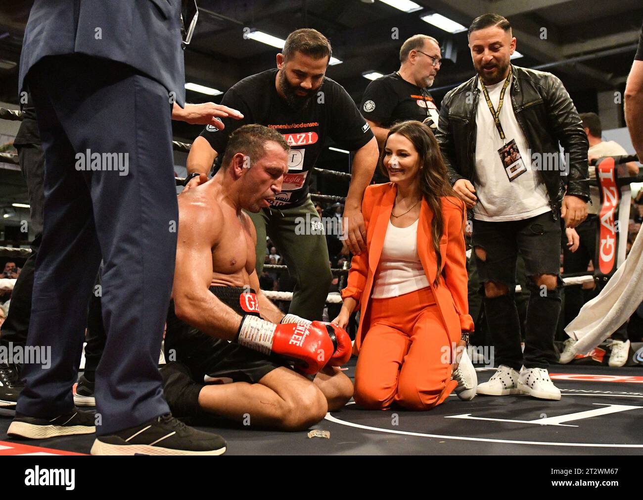 21 October 2023, Baden-Württemberg, Göppingen: Firat Arslan celebrates his victory by knockout at the EWS Arena. The 53-year-old Arslan fights against European champion Puhalo (Bosnia) for the WBA Gold World Championship in cruiserweight. It was the last fight of the 53-year-old after 35 years of boxing. Arslan wanted to become the oldest world champion in boxing history. Photo: Jan-Philipp Strobel/dpa Stock Photo