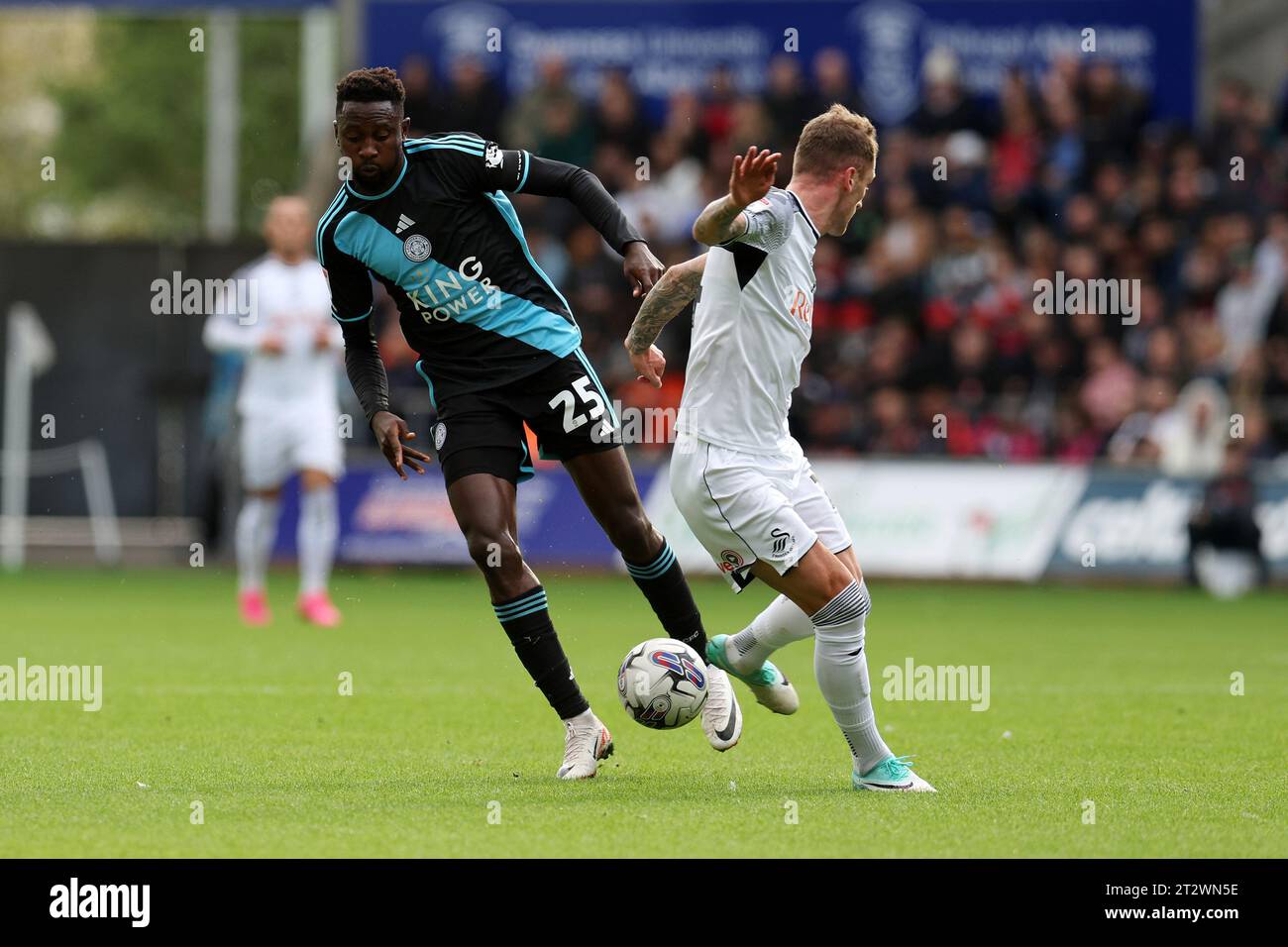 Swansea, UK. 21st Oct, 2023. Wilfred Ndidi of Leicester City (l) in action. EFL Skybet championship match, Swansea city v Leicester City at the Swansea.com Stadium in Swansea, Wales on Saturday 21st October 2023. this image may only be used for Editorial purposes. Editorial use only, pic by Andrew Orchard/Andrew Orchard sports photography/Alamy Live news Credit: Andrew Orchard sports photography/Alamy Live News Stock Photo