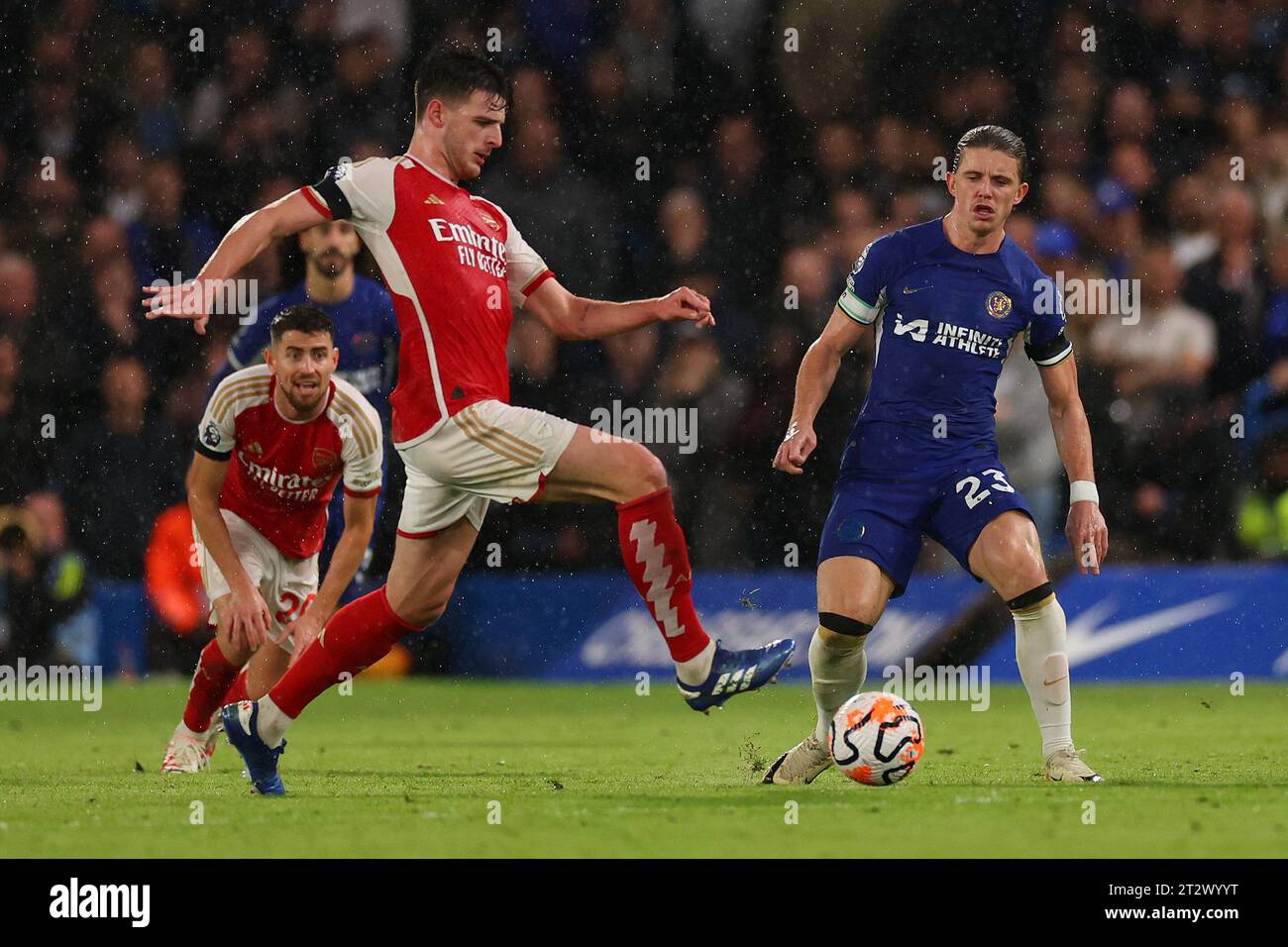 Chelsea, London, UK. 21st October 2023; Stamford Bridge, Chelsea, London, England: Premier League Football, Chelsea versus Arsenal; Declan Rice of Arsenal challenges Conor Gallagher of Chelsea Credit: Action Plus Sports Images/Alamy Live News Stock Photo