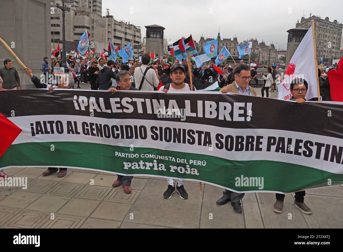 Lima, Peru. 21st Oct, 2023. 'Free Palestine' can be read in a banner when hundreds of demonstrators, summoned by the Boycott, Divestment, Sanctions (BDS) movement, took to the streets in Lima, in support of the Palestinian people and against the Israel - Hamas war in the Gaza Strip. Credit: Fotoholica Press Agency/Alamy Live News Stock Photo