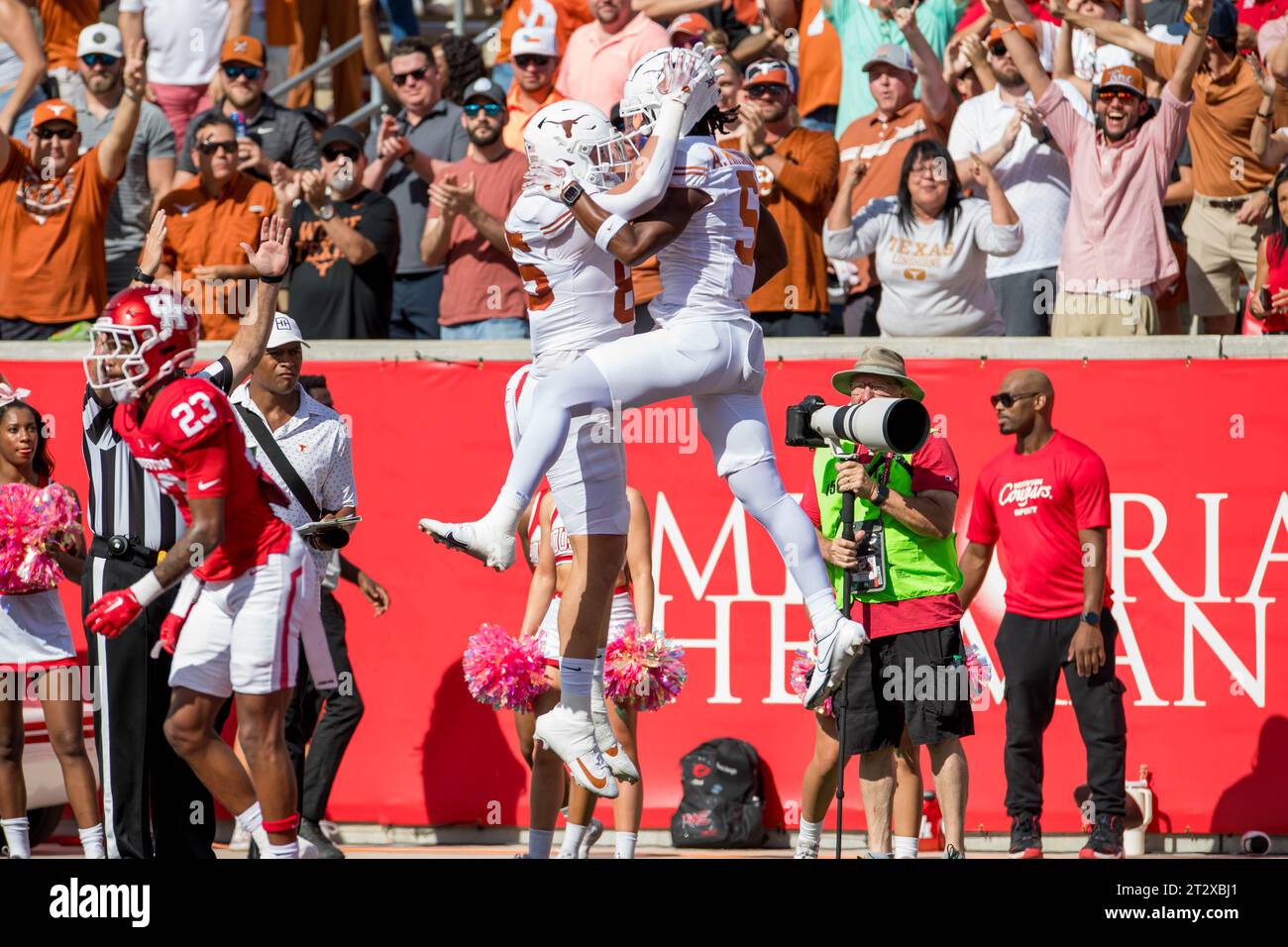 Houston, TX, USA. 21st Oct, 2023. Texas Longhorns wide receiver Adonai Mitchell (5) celebrates his touchdown catch with tight end Gunnar Helm (85) during a game between the Texas Longhorns and the Houston Cougars in Houston, TX. Trask Smith/CSM/Alamy Live News Stock Photo