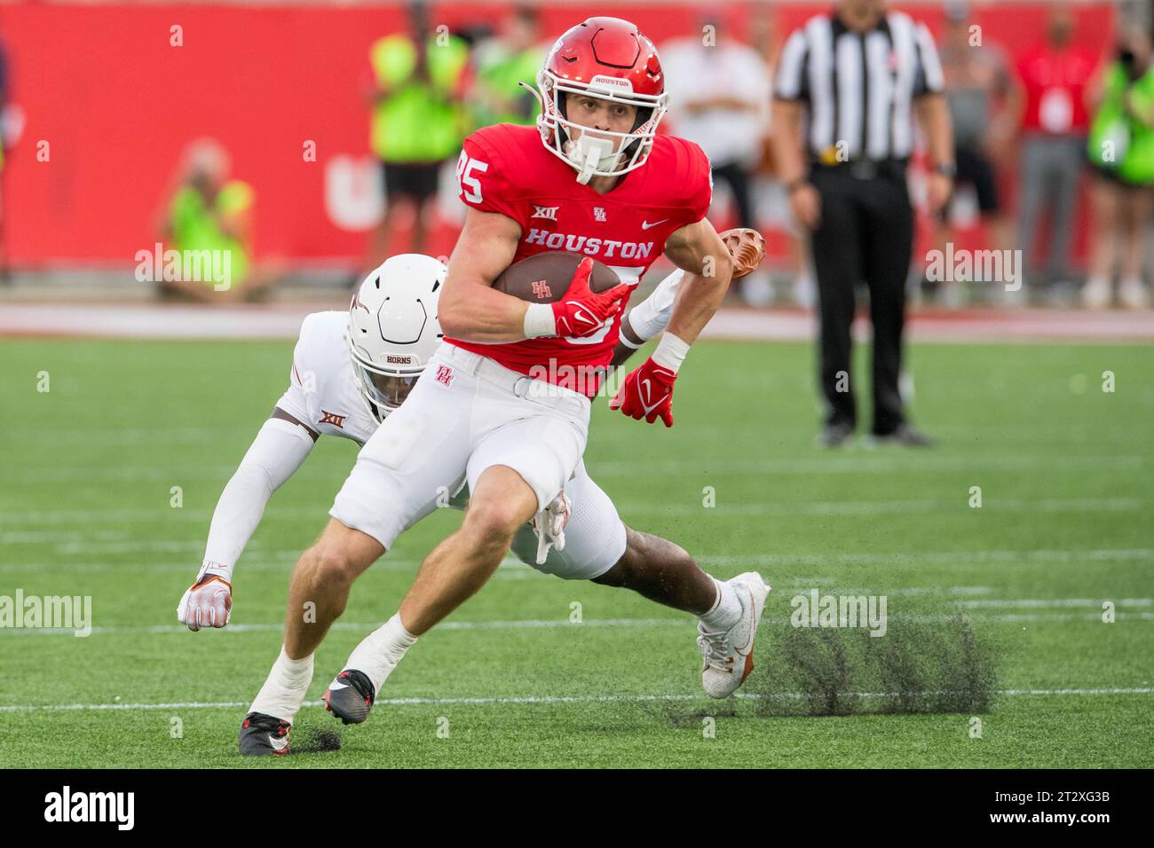 Houston, TX, USA. 21st Oct, 2023. Houston Cougars wide receiver Dalton Carnes (85) runs after making a catch during a game between the Texas Longhorns and the Houston Cougars in Houston, TX. Trask Smith/CSM/Alamy Live News Stock Photo