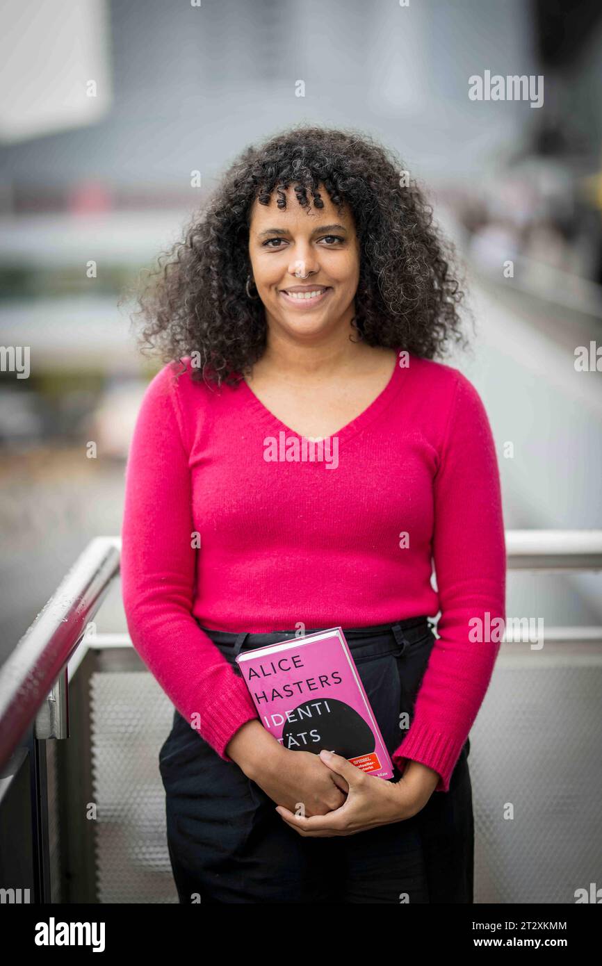 Portraet der Buchautorin, Essayistin und Podcasterin Alice Hasters mit ihrem Buch Identitaetskrise waehrend der 75. Frankfurter Buchmesse Foto vom 20.10.2023. Siehe epd-Gespraech vom 22.10.2023 EDITORIAL USE ONLY *** Portrait of book author, essayist and podcaster Alice Hasters with her book Identitaetskrise during the 75 Frankfurt Book Fair Photo from 20 10 2023 See epd Gespraech from 22 10 2023 EDITORIAL USE ONLY Copyright: epd-bild/ThomasxLohnes TL1 3678 Credit: Imago/Alamy Live News Stock Photo