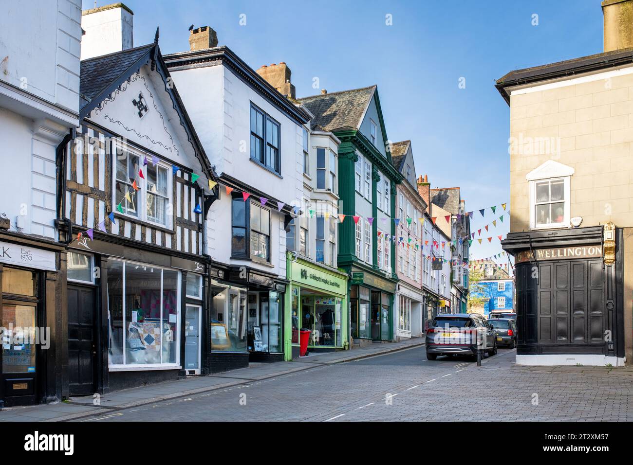 Shops along the High Street. Totnes, Devon, England Stock Photo