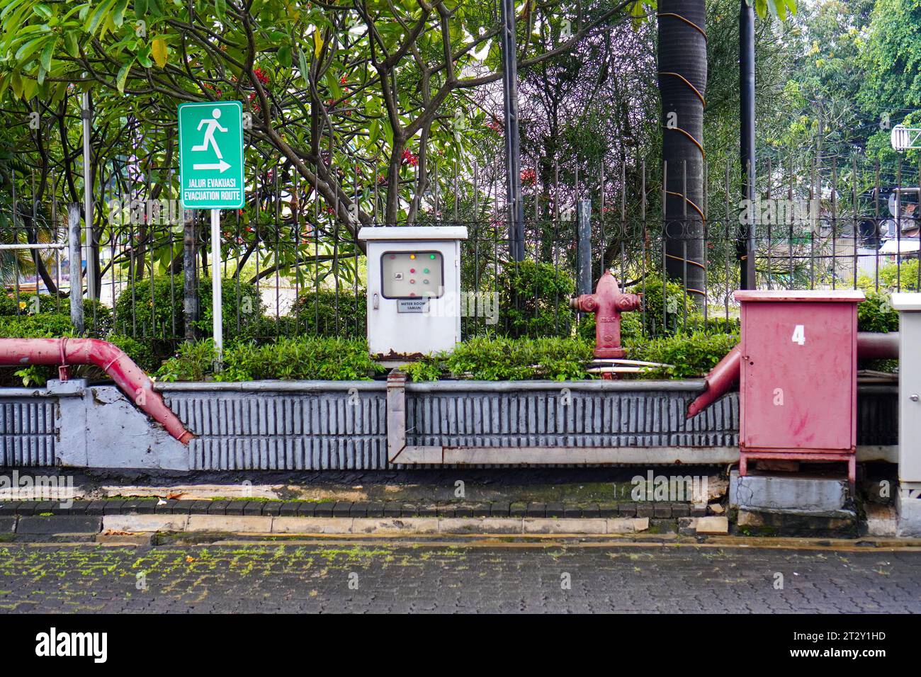 Setting with installed water pipes for fire suppression systems and