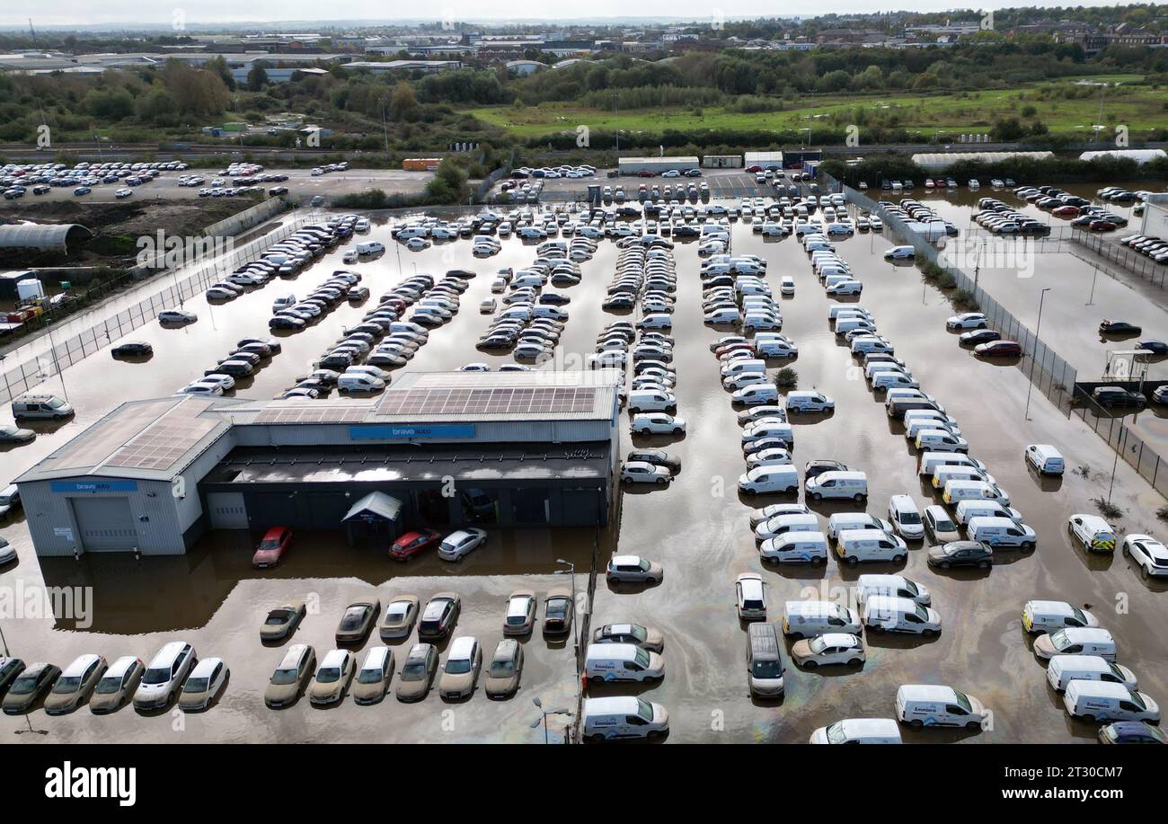 Derby, Derbyshire, UK. 22nd October 2023. UK weather. Vehicles at a car
