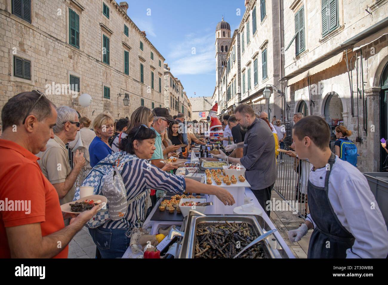(231022) -- DUBROVNIK, Oct. 22, 2023 (Xinhua) -- People attend the Dubrovnik Food Festival in Dubrovnik, Croatia, Oct. 22, 2023. (Grgo Jelavic/PIXSELL via Xinhua) Stock Photo