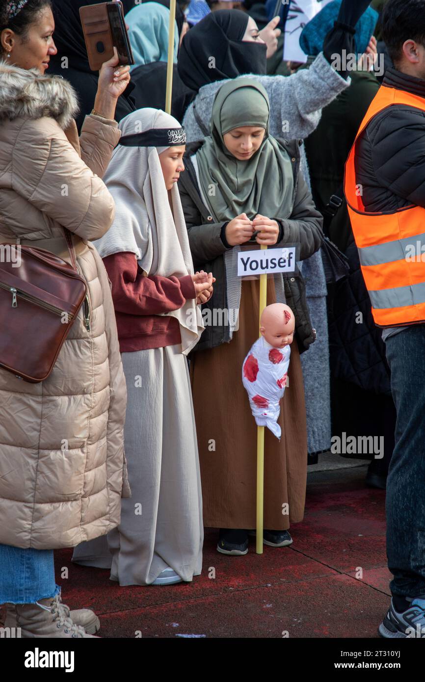 Amsterdam,The Netherlands.22nd october 2023.About a thousand people gathered to protest for a free Palestine. Credit:Pmvfoto/Alamy Live News Stock Photo