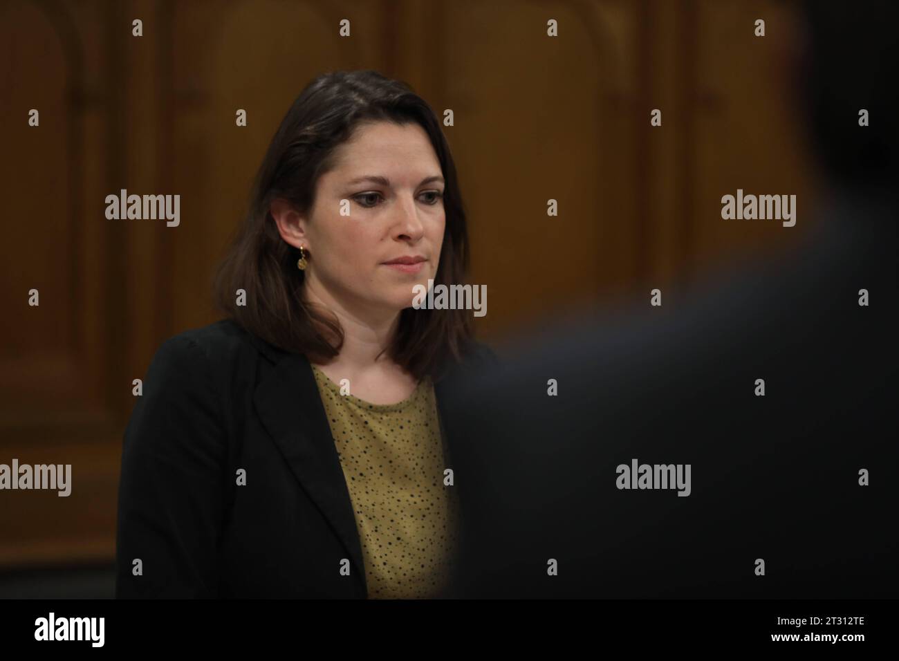 Bern, Schweiz, 22.10.2023: SRF-Elefantenrunde: Mattea Julia Meyer, Parteivorsitzende SP Sozialdemokraten, bei einem Interview des Schweizer Fernsehens am Wahlabend im Bundeshaus *** Bern, Switzerland, 22 10 2023 SRF Elefantenrunde Mattea Julia Meyer, party leader SP Social Democrats, during an interview by Swiss television on election night in the Federal Parliament building. Copyright: xdtsxNachrichtenagenturx dts 24737 Credit: Imago/Alamy Live News Stock Photo