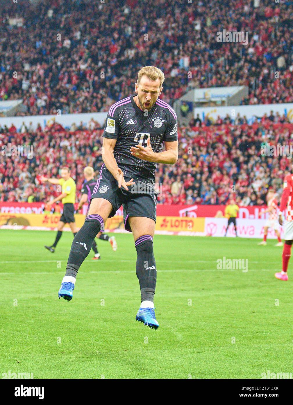 Harry Kane, FCB 9 celebrates his goal, happy, laugh, celebration, 0-2  in the match 1. FSV MAINZ 05 -  FC BAYERN MUENCHEN    on Oct 21, 2023 in Mainz, Germany. Season 2023/2024, 1.Bundesliga, FCB, München, matchday 8, 8.Spieltag © Peter Schatz / Alamy Live News    - DFL REGULATIONS PROHIBIT ANY USE OF PHOTOGRAPHS as IMAGE SEQUENCES and/or QUASI-VIDEO - Stock Photo