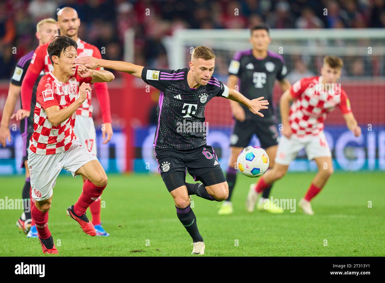 Joshua KIMMICH, FCB 6   compete for the ball, tackling, duel, header, zweikampf, action, fight against Jae-Sung Lee, MZ 7   in the match 1. FSV MAINZ 05 -  FC BAYERN MUENCHEN  1-3  on Oct 21, 2023 in Mainz, Germany. Season 2023/2024, 1.Bundesliga, FCB, München, matchday 8, 8.Spieltag © Peter Schatz / Alamy Live News    - DFL REGULATIONS PROHIBIT ANY USE OF PHOTOGRAPHS as IMAGE SEQUENCES and/or QUASI-VIDEO - Stock Photo